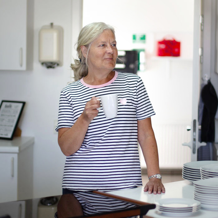 Kollegaer hos CleanManager taler sammen i kaffepausen.